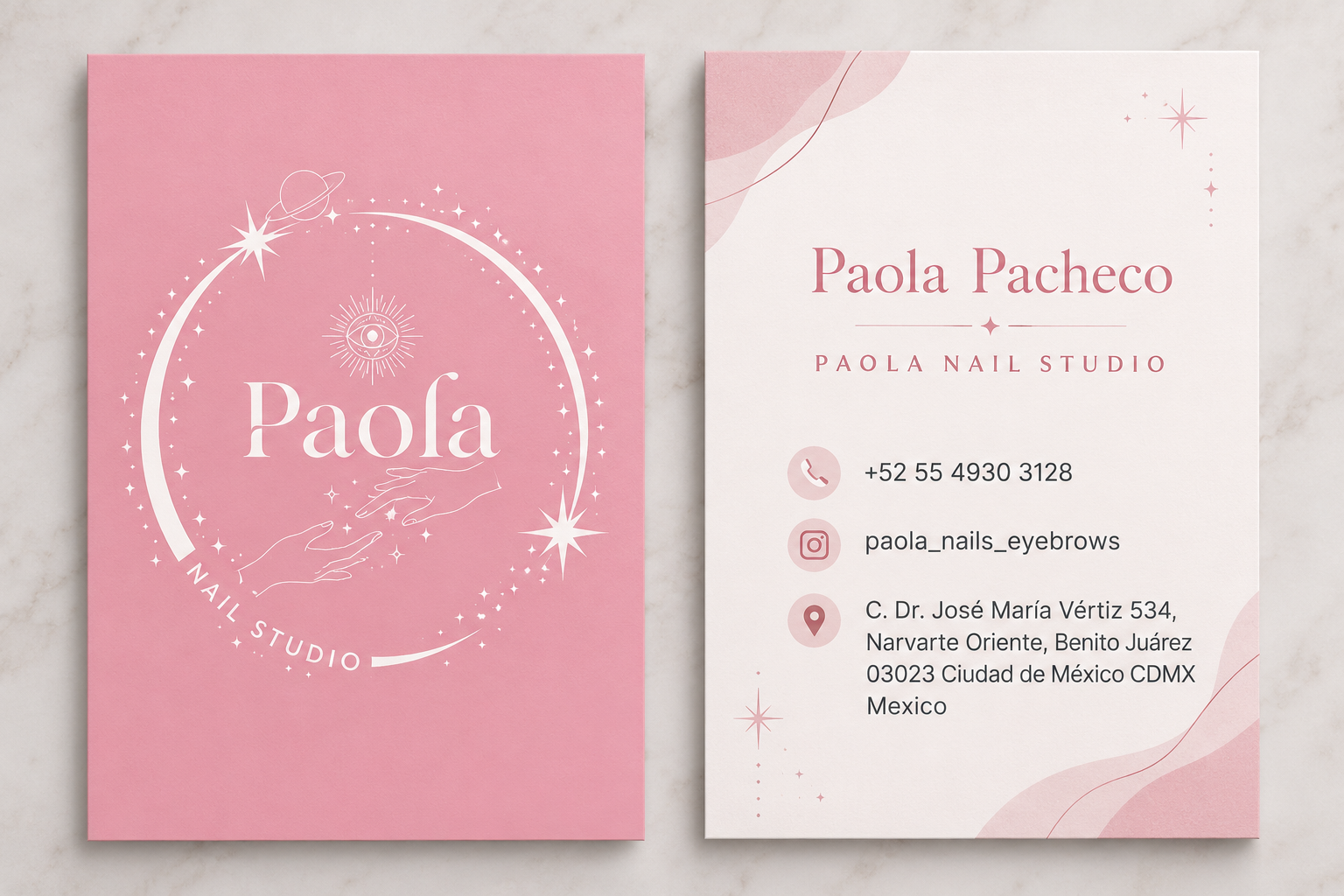 Paola Nail Studio: emblema rosa con estrellas y manos
